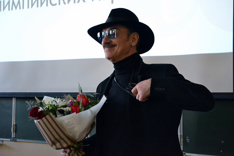 Мужчины покупают цветы: особенности и мотивация